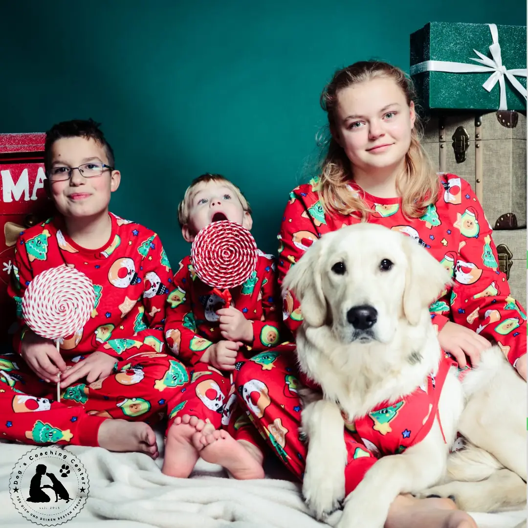 Ein Bild der Familie mit ihrem jungen Hund