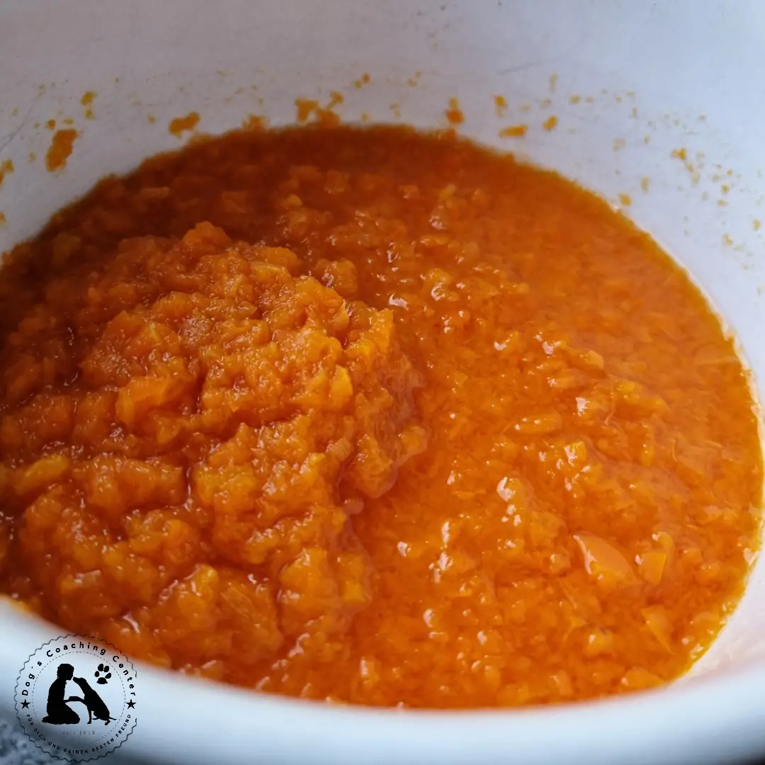 Ansicht in die Suppenschüssel mit Möhrensuppe