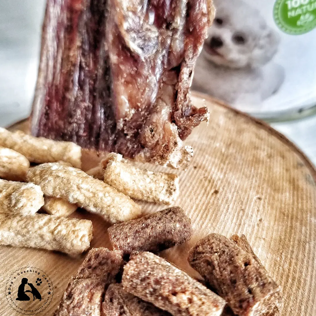 verschiedene Tierlebensmittel auf einem Holzbrett